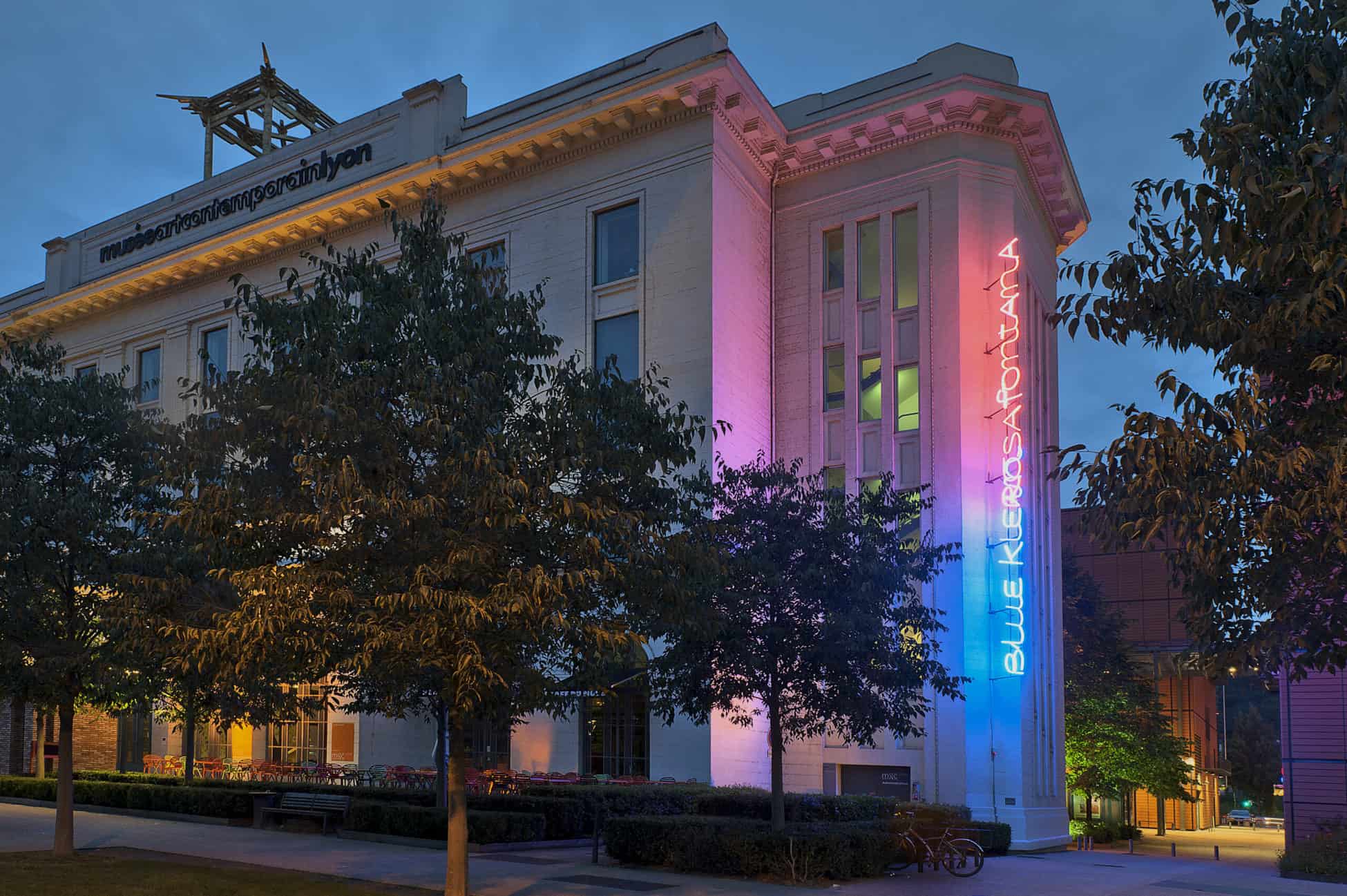 A - façade du musée de nuit © Blaise Adilon