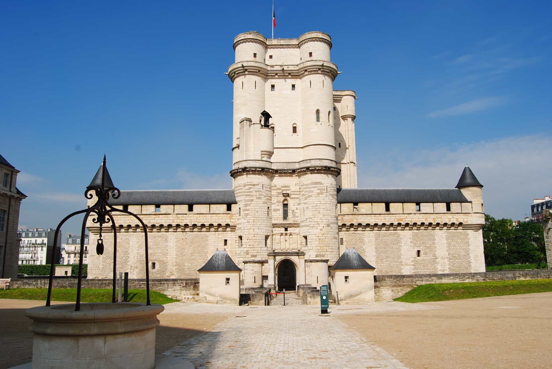 donjon de face ciel bleu avec puit