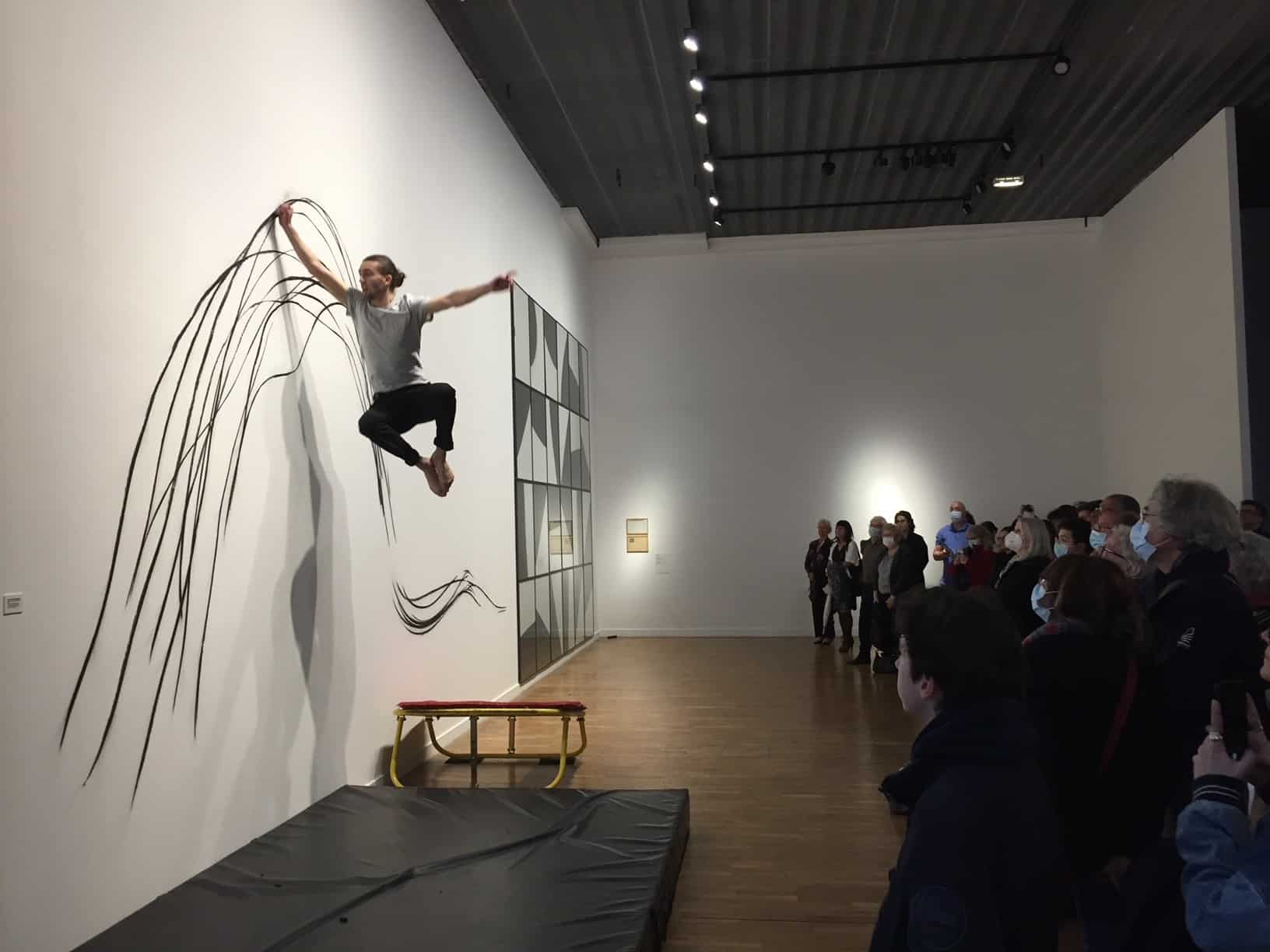 Performance de l’artiste Emmanuel Béranger lors du vernissage de l’exposition commune « Hyperdrawing » en mars 2022 ©Frac Picardie