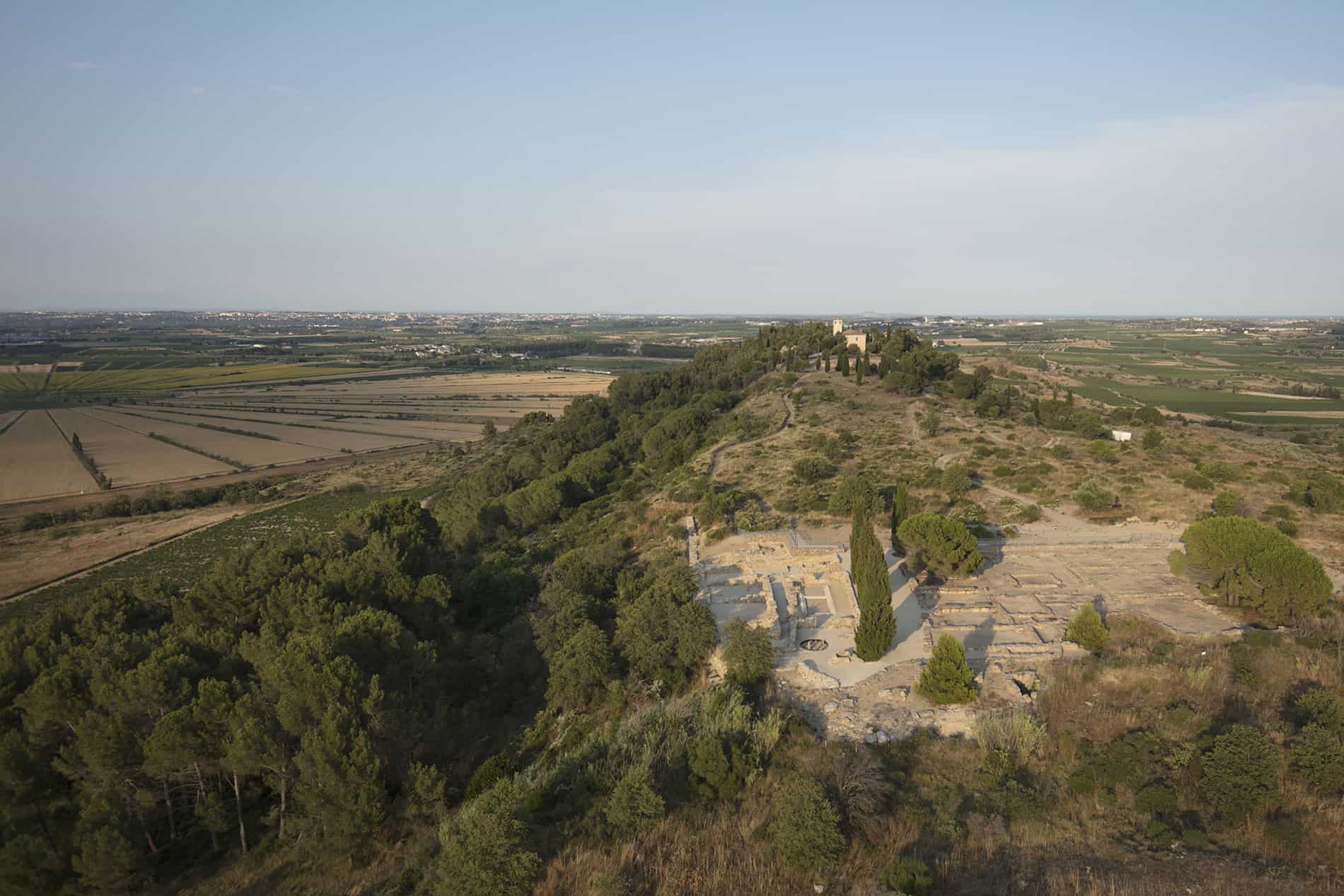 Vue aérienne du site archéologique d'Ensérune : le quartier occidental (insulae VII, X et XI) vu depuis l'ouest