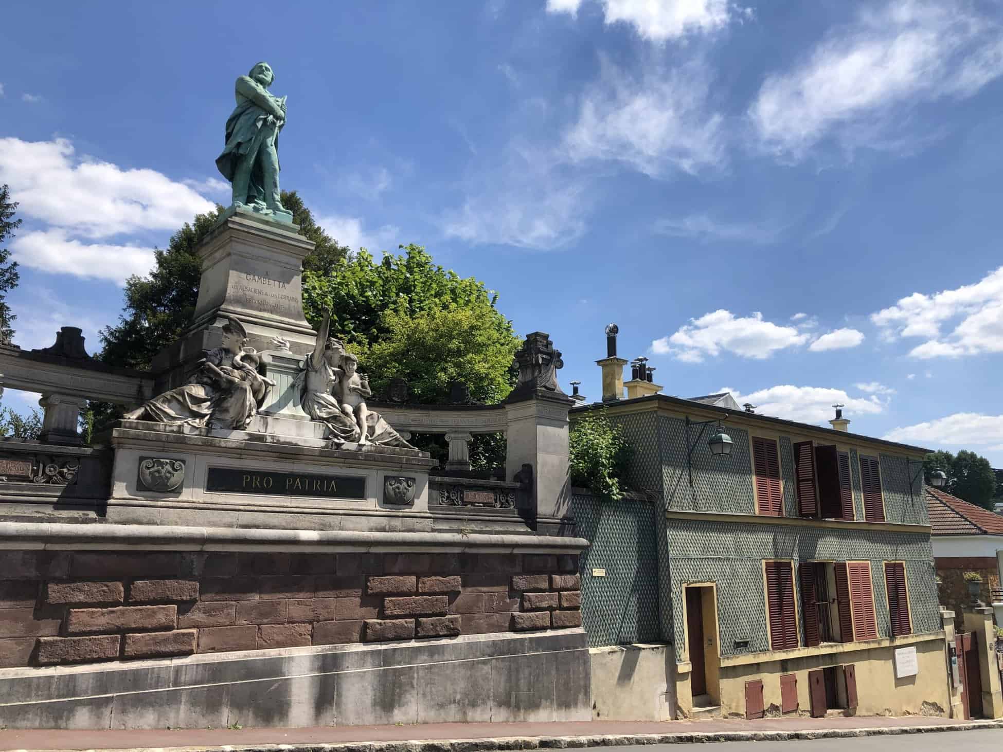 Façade de la maison des Jardies et monument en hommage à Léon Gambetta
© Mégane D’Agostino – Centre des monuments nationaux
