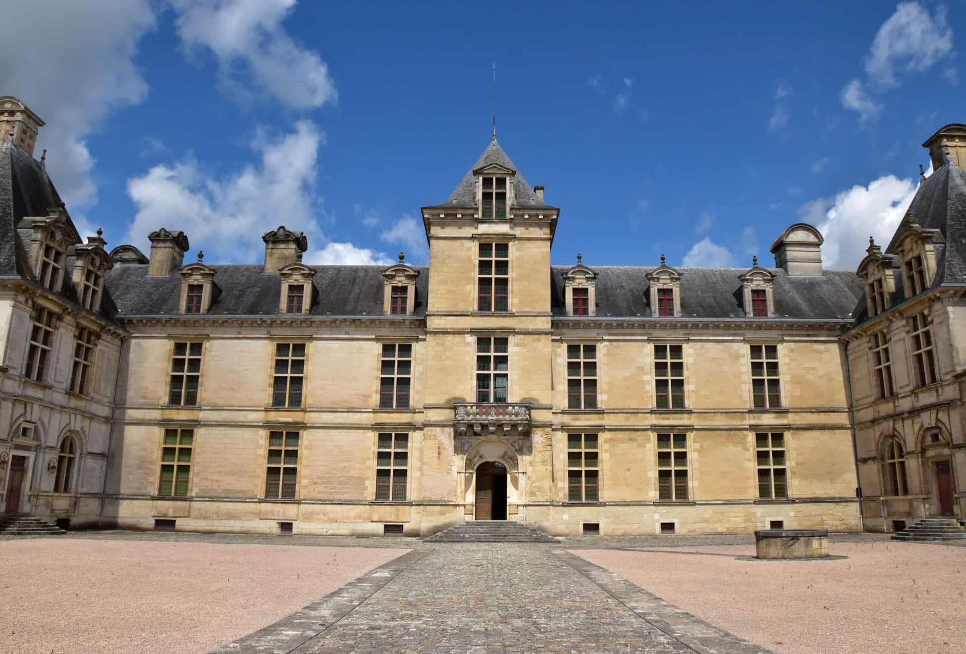 Château ducal de Cadillac, facade sur cour (c) CMN - M. Delanne-min