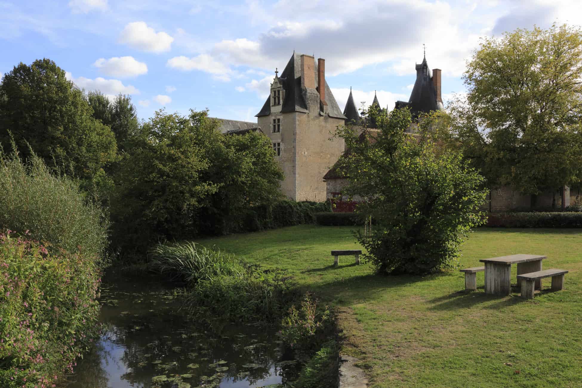 Château de Fougères-sur-Bièvre, le château vu de la Bièvre