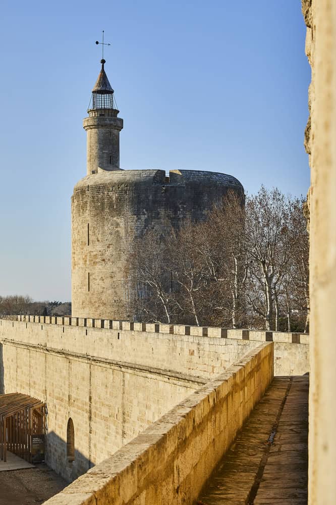 Tours et remparts d'Aigues-Mortes, tour de Constance vue depuis le rempart nord, CMN