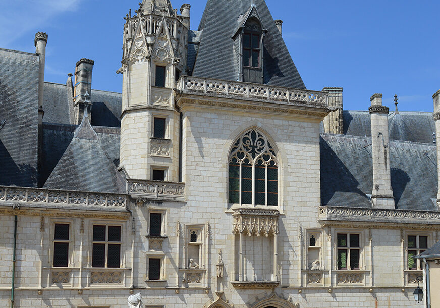 Façade Est du palais Jacques Cœur, Crédit Aurore Proudhon - Centre des monuments nationaux wp